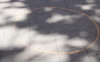Därför har det målats märkliga cirklar med kritor på gatorna i Örebro län